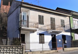 Casa con cortile - Montechiaro d'Asti
